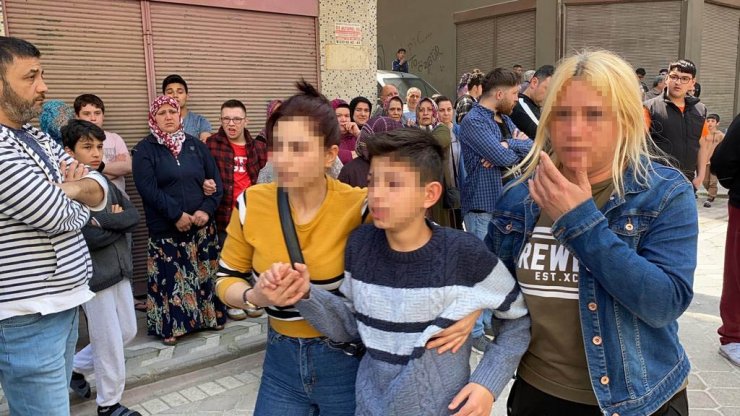 Yangına uykusunda yakalanan çocuğu mahalleli kurtarıldı