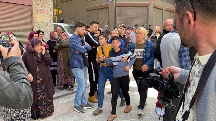 Yangına uykusunda yakalanan çocuğu mahalleli kurtarıldı