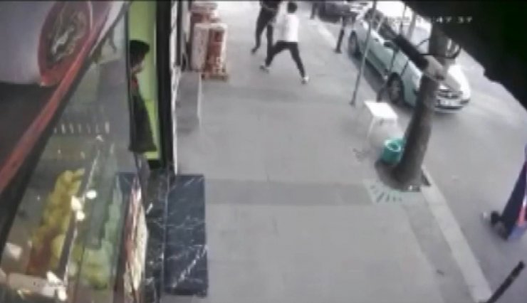 Amcasını bıçakladı