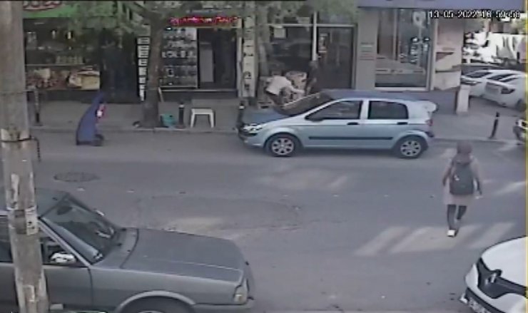 Amcasını bıçakladı