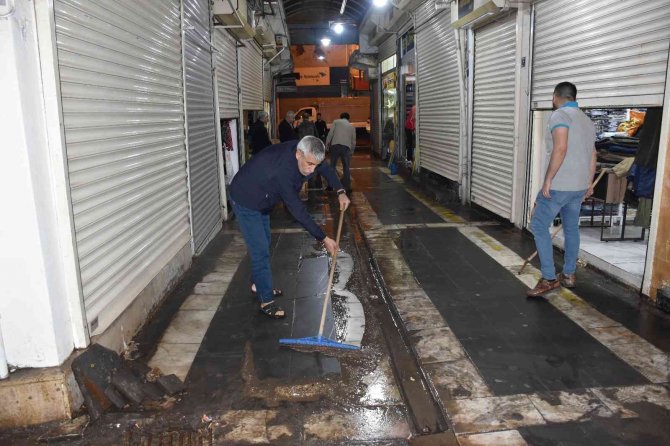 Aniden bastıran yağmur sele neden oldu