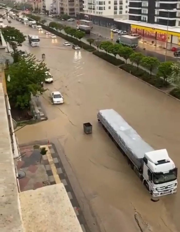 Ankara'da sağanak yağış sonrası yolları su bastı