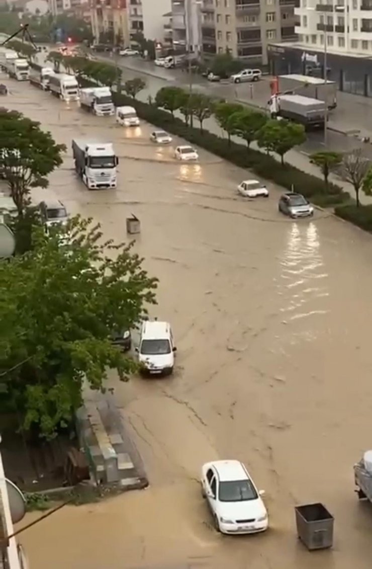Ankara'da sağanak yağış sonrası yolları su bastı