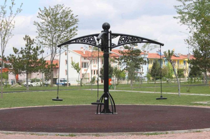 Aynı salıncaktan düşen 1 genç öldü, 1 genç de ağır yaralandı