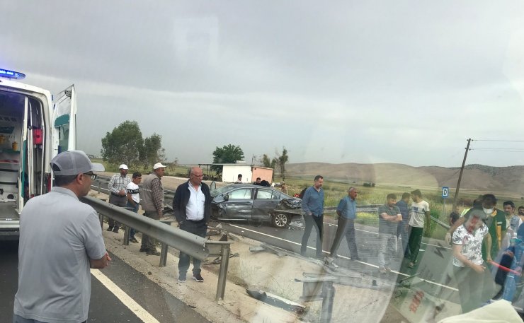 Bariyer otomobile saplandı: 3 yaralı