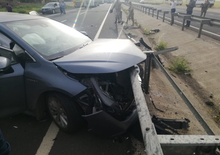 Bariyer otomobile saplandı: 3 yaralı