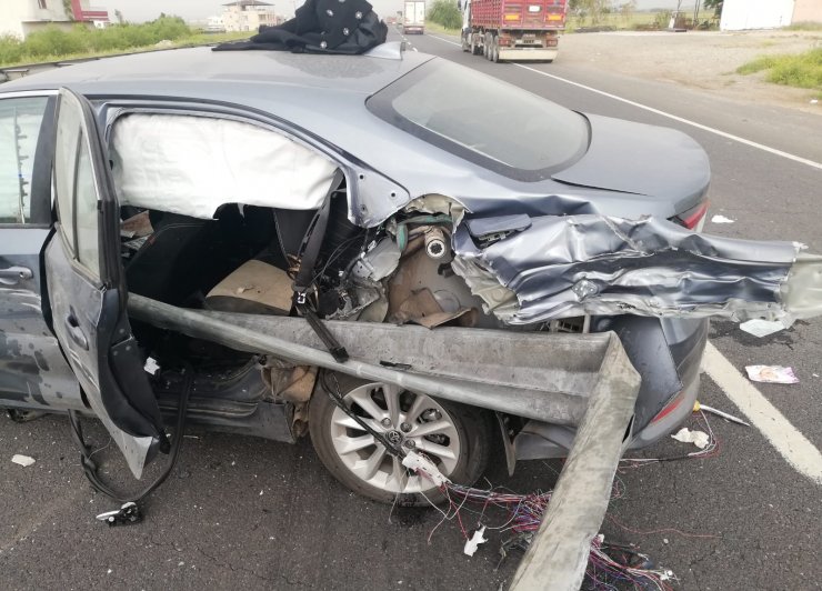 Bariyer otomobile saplandı: 3 yaralı