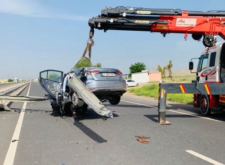 Bariyer otomobile saplandı: 3 yaralı