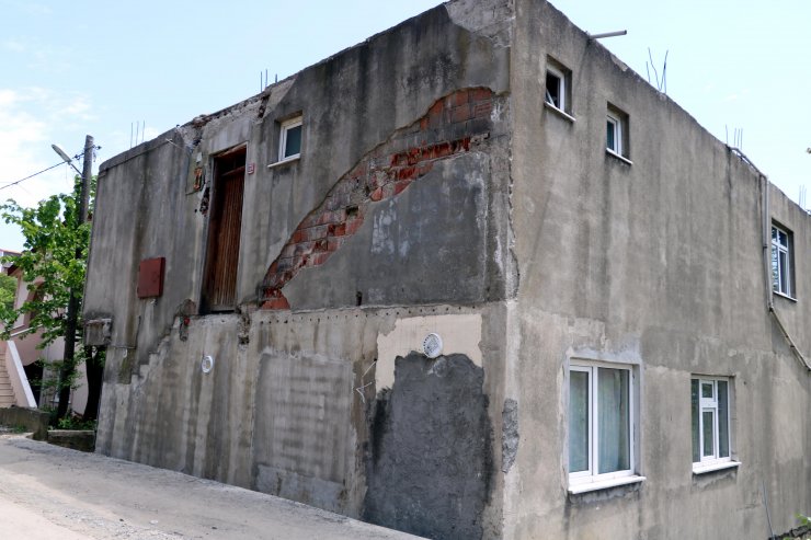 Belediyenin yol genişletme çalışmasında evinin merdiveni yıkıldı