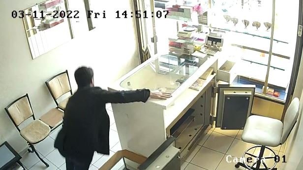Bilezikleri cebine koyup, tabancasını iş yeri sahibine doğrultarak kaçtı