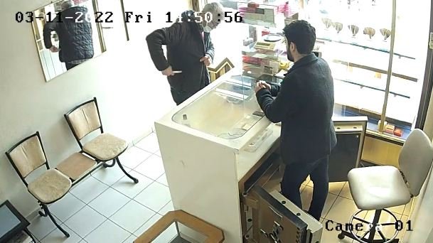 Bilezikleri cebine koyup, tabancasını iş yeri sahibine doğrultarak kaçtı