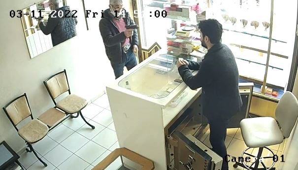 Bilezikleri cebine koyup, tabancasını iş yeri sahibine doğrultarak kaçtı