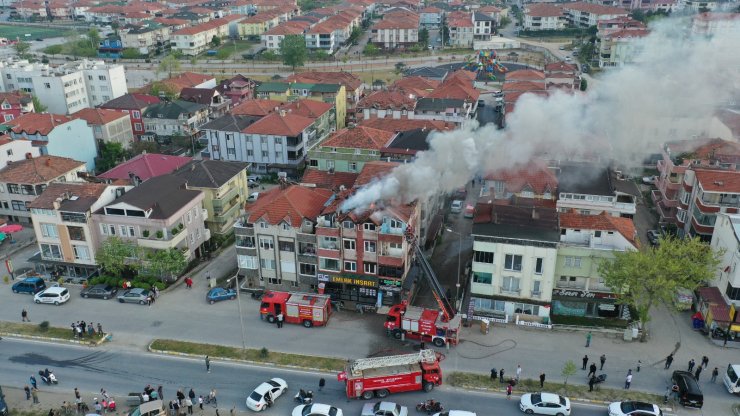 Çatı katında mangal yakıldı, binanın çatısı yandı