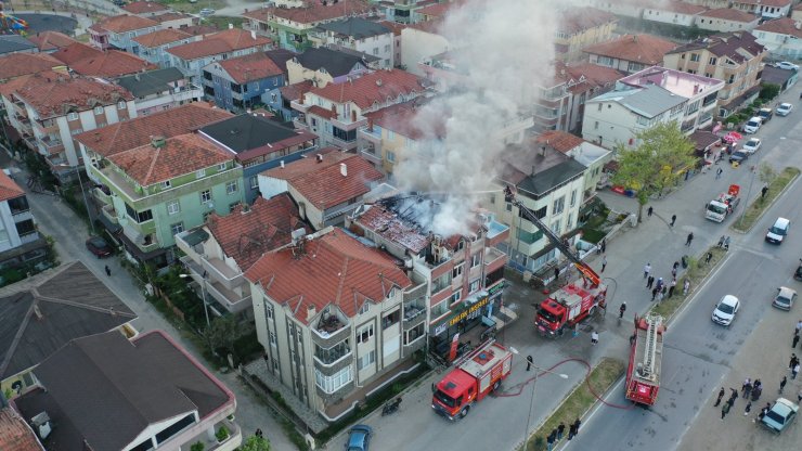 Çatı katında mangal yakıldı, binanın çatısı yandı