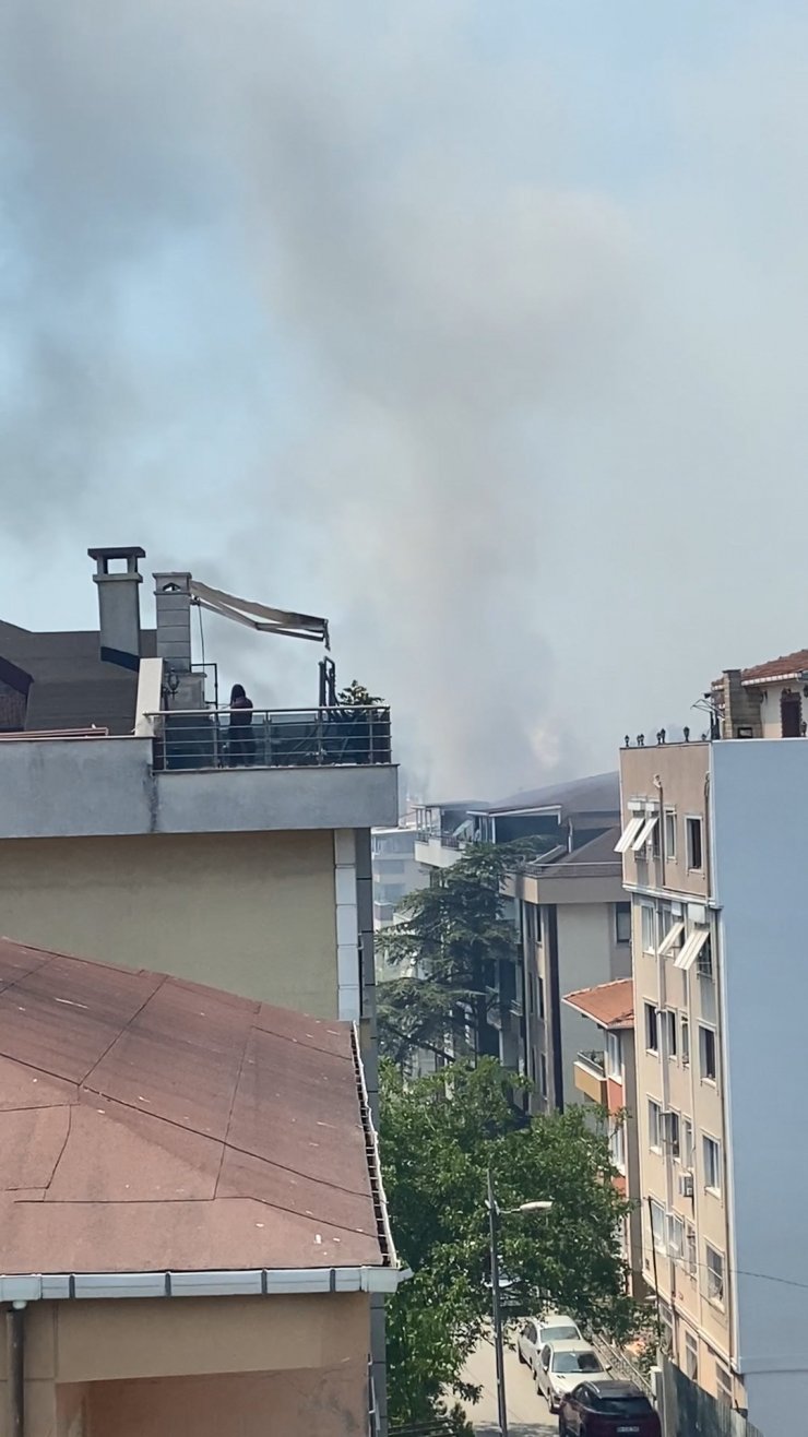 Çatı yandı, alt katta video çekti