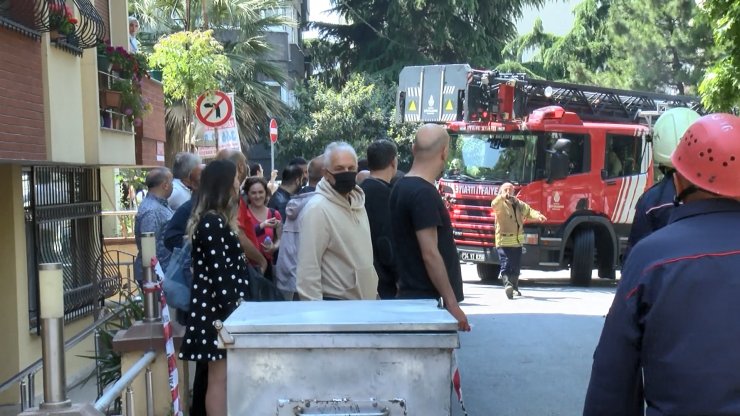 Çatı yandı, alt katta video çekti