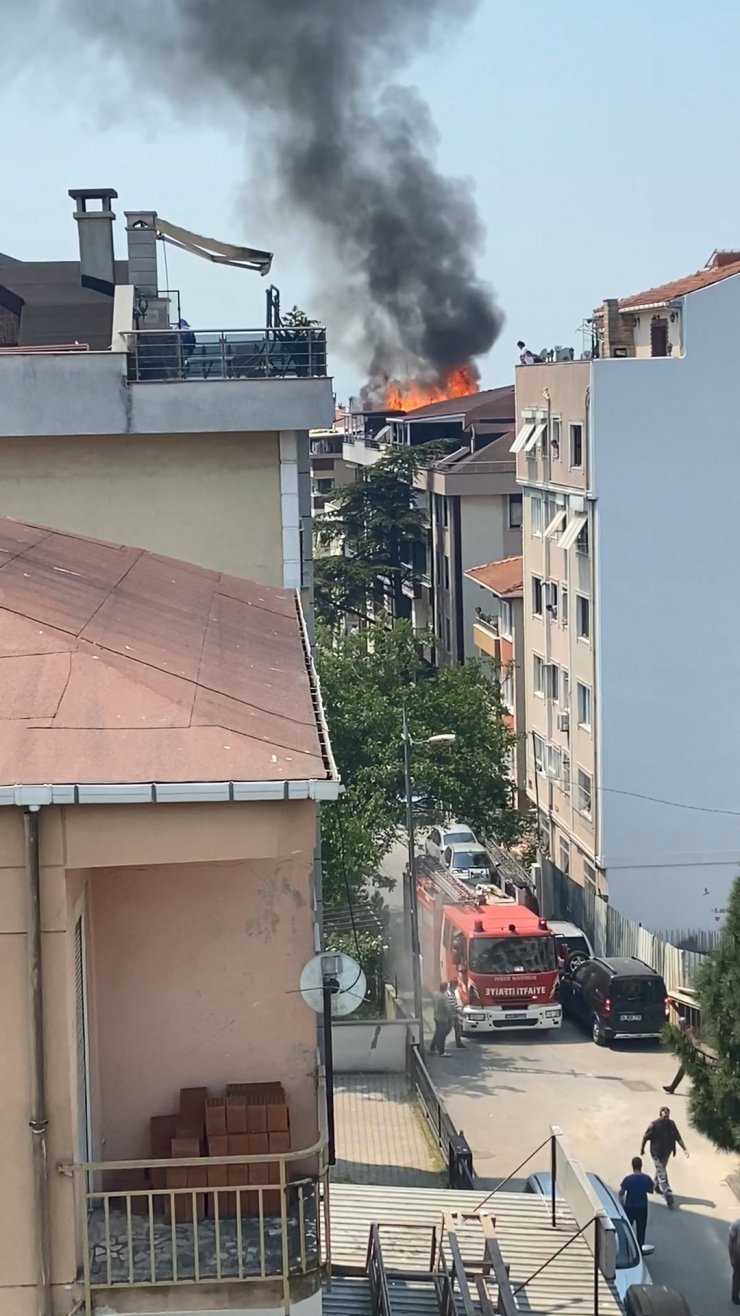 Çatı yandı, alt katta video çekti