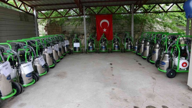 Çiftçilere süt sağma makinesi dağıtıldı