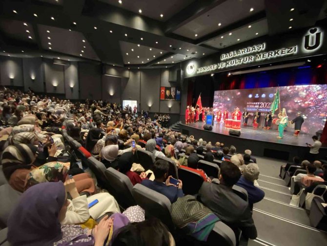 Diyanet İşleri Başkanı Erbaş, Diyanet Bursları Mezuniyet Programı’na katıldı