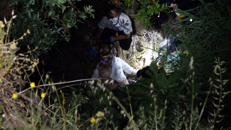 'Falezlere yaklaşmak yasaktır' tabelası önünden 15 metreden düştü