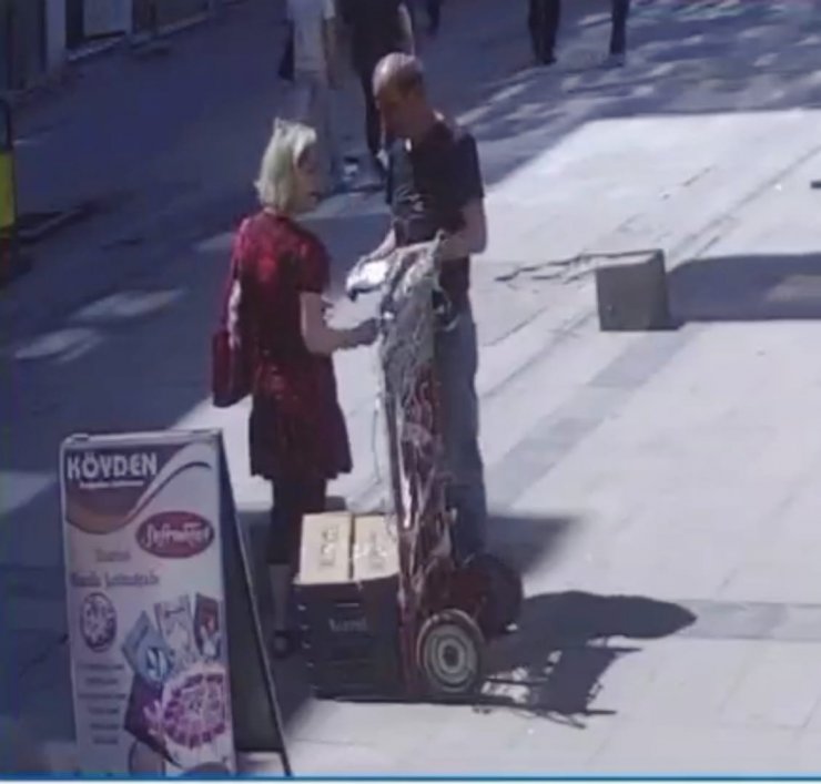 İçinde cep telefonu bulunan kargo paketini çalanlar kamerada