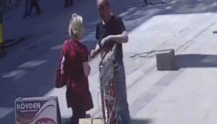 İçinde cep telefonu bulunan kargo paketini çalanlar kamerada