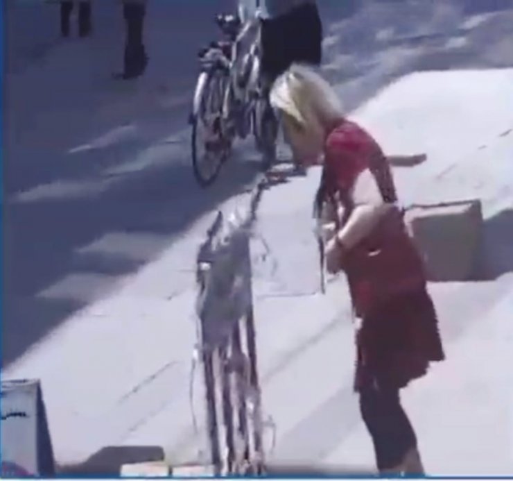 İçinde cep telefonu bulunan kargo paketini çalanlar kamerada