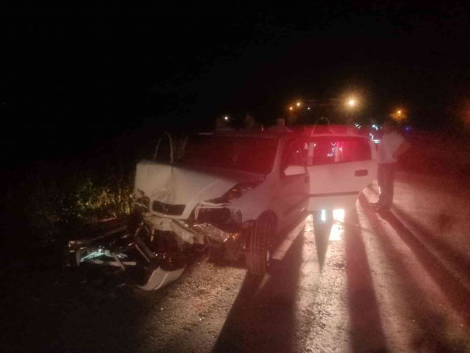 İki otomobil çarpıştı: 1’i ağır 6 yaralı