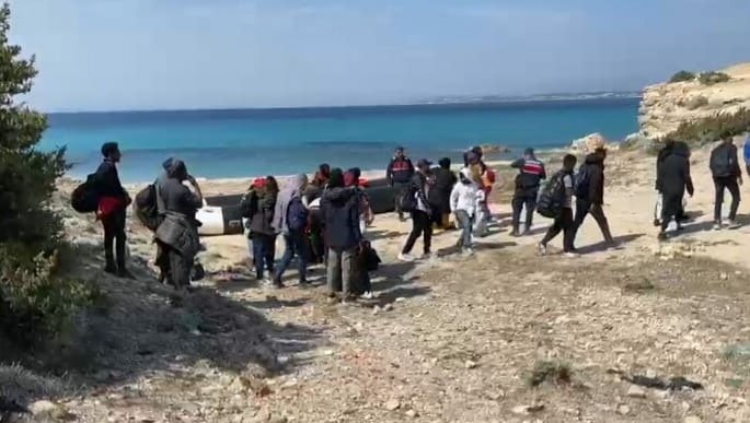 İzmir'de 27 kaçak göçmen yakalandı, 4 organizatör tutuklandı