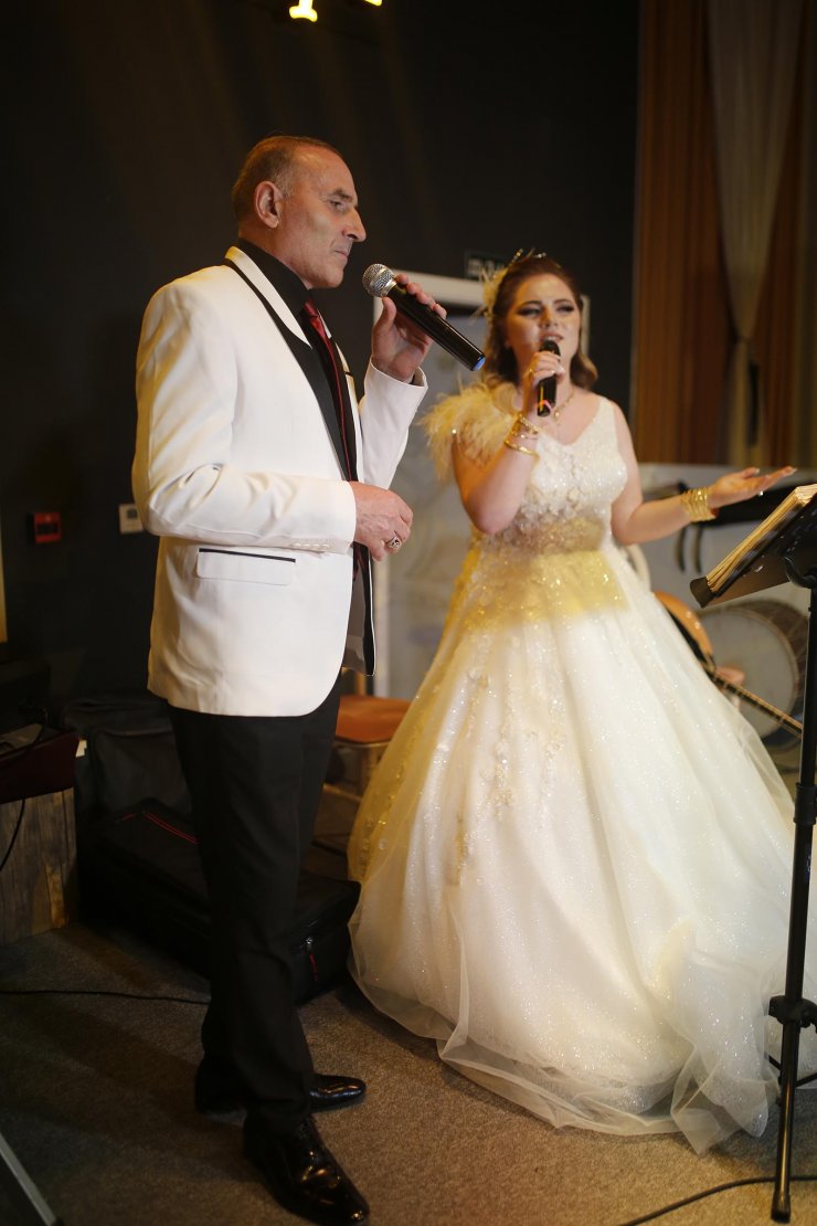 Kardeşi klavye çaldı, gelin babasıyla düet yaptı