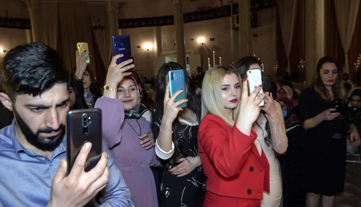 Kardeşi klavye çaldı, gelin babasıyla düet yaptı