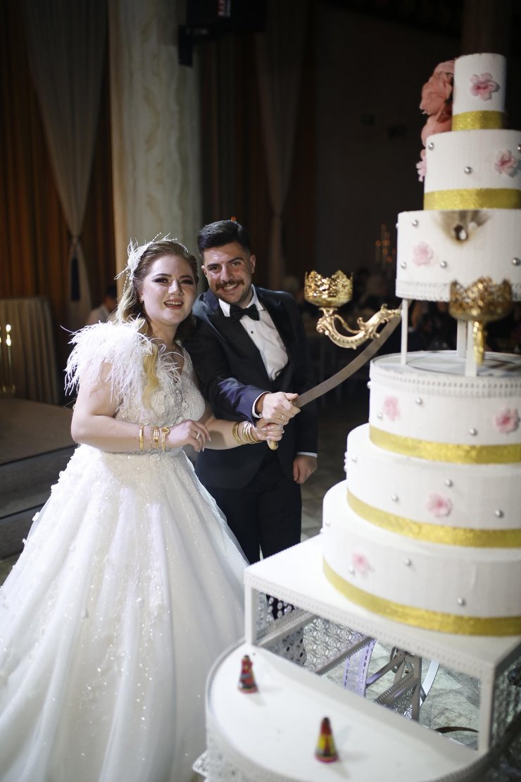 Kardeşi klavye çaldı, gelin babasıyla düet yaptı