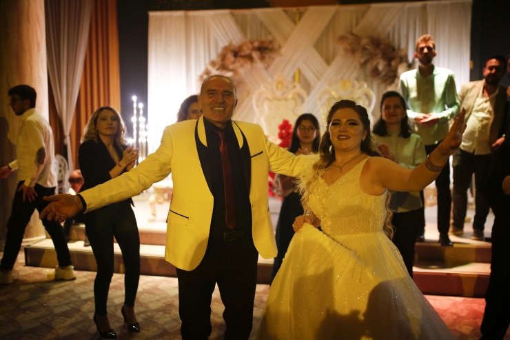 Kardeşi klavye çaldı, gelin babasıyla düet yaptı