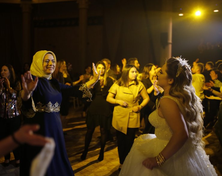 Kardeşi klavye çaldı, gelin babasıyla düet yaptı