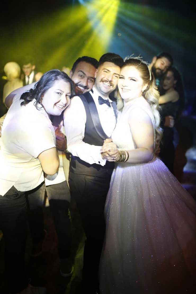 Kardeşi klavye çaldı, gelin babasıyla düet yaptı