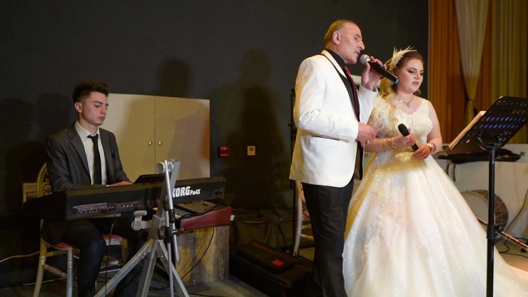 Kardeşi klavye çaldı, gelin babasıyla düet yaptı