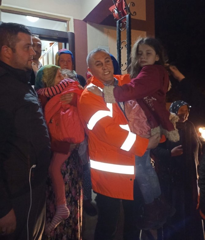 Kayıp kız kardeşler arabanın bagajında uyurken bulundu