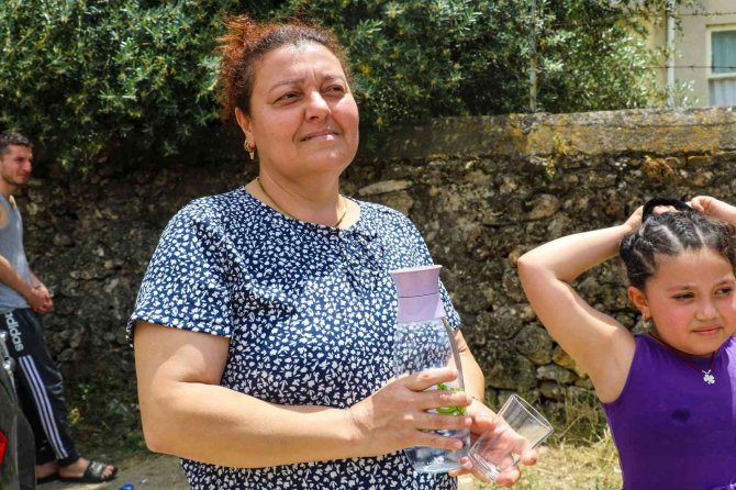 Metruk binada çıkan yangında mahallelinin itfaiyecilere ayran seferberliği