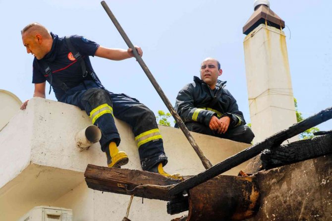 Metruk binada çıkan yangında mahallelinin itfaiyecilere ayran seferberliği