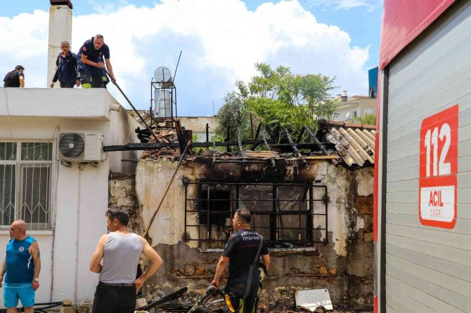 Metruk binada çıkan yangında mahallelinin itfaiyecilere ayran seferberliği