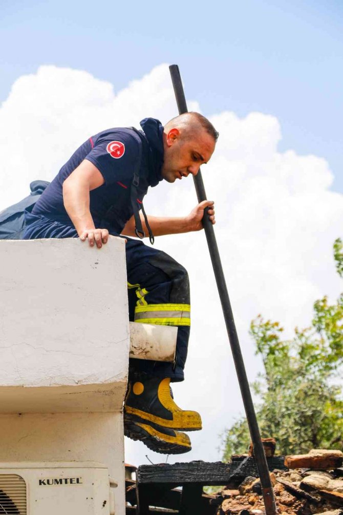 Metruk binada çıkan yangında mahallelinin itfaiyecilere ayran seferberliği