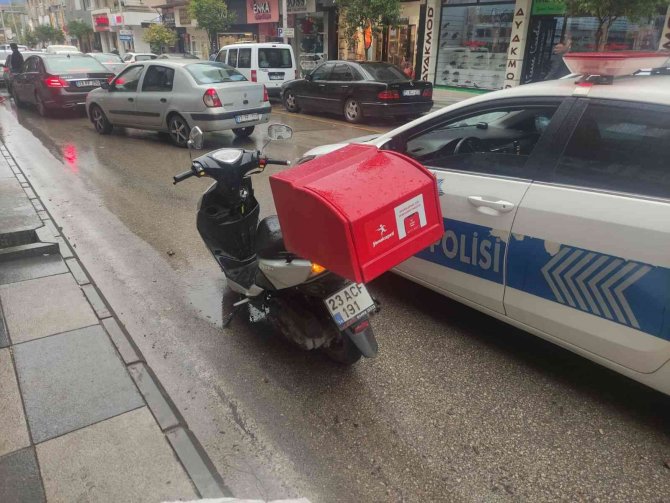 Motosiklet kayganlaşan yolda devrildi, sürücü yaralandı