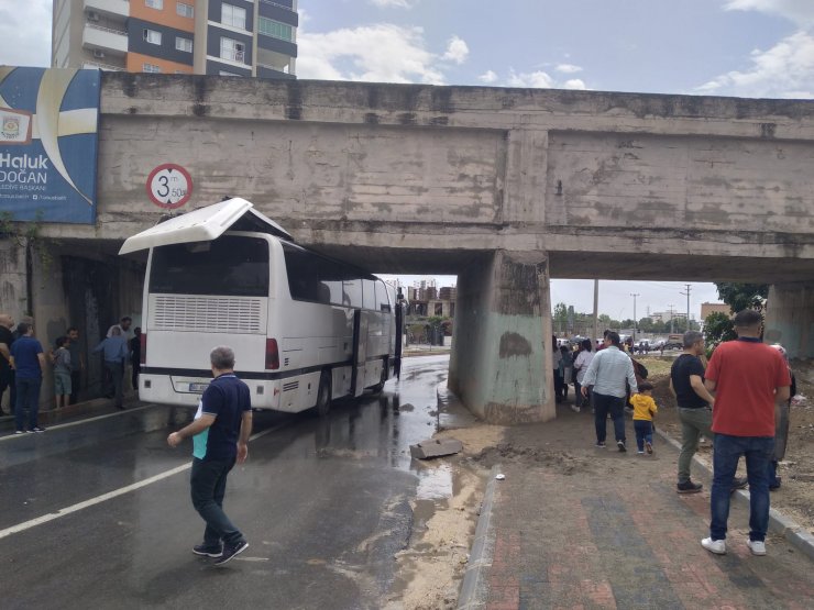 Öğrenci taşıyan tur otobüsü üst geçide sıkıştı