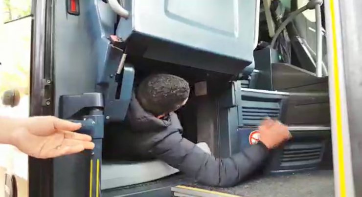 Otobüsün 1 metrekarelik dolabından 3 kaçak göçmen çıktı