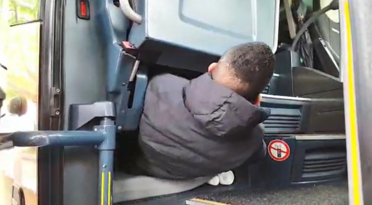 Otobüsün 1 metrekarelik dolabından 3 kaçak göçmen çıktı