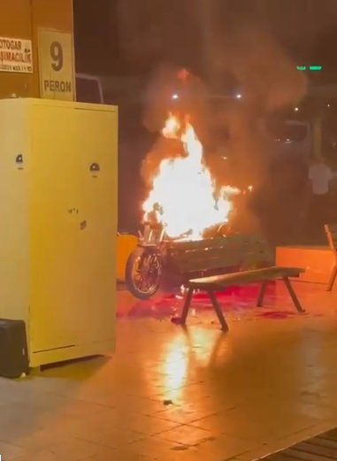 Otogarda yanan motosikleti şalgam suyu dökerek söndürdüler