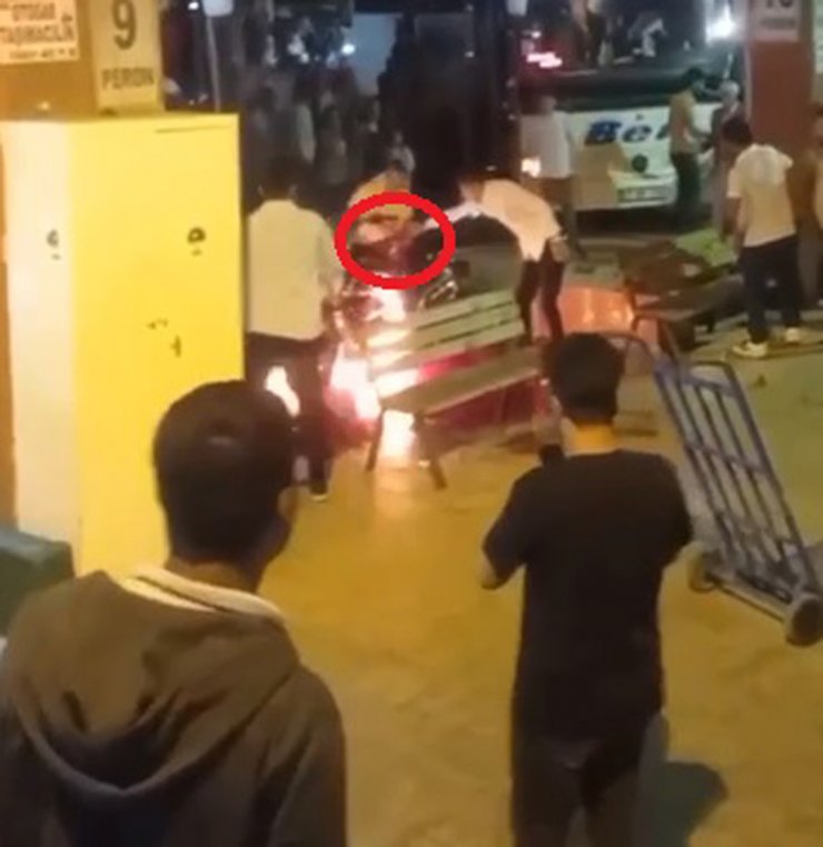 Otogarda yanan motosikleti şalgam suyu dökerek söndürdüler