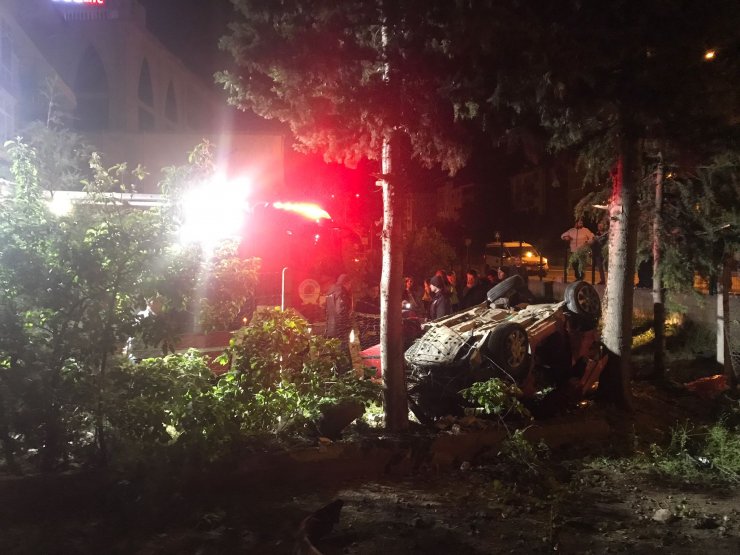 Otomobil bahçe duvarına çarptı: 2 ölü, 1 yaralı