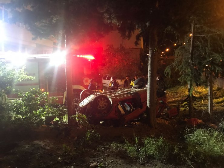 Otomobil bahçe duvarına çarptı: 2 ölü, 1 yaralı