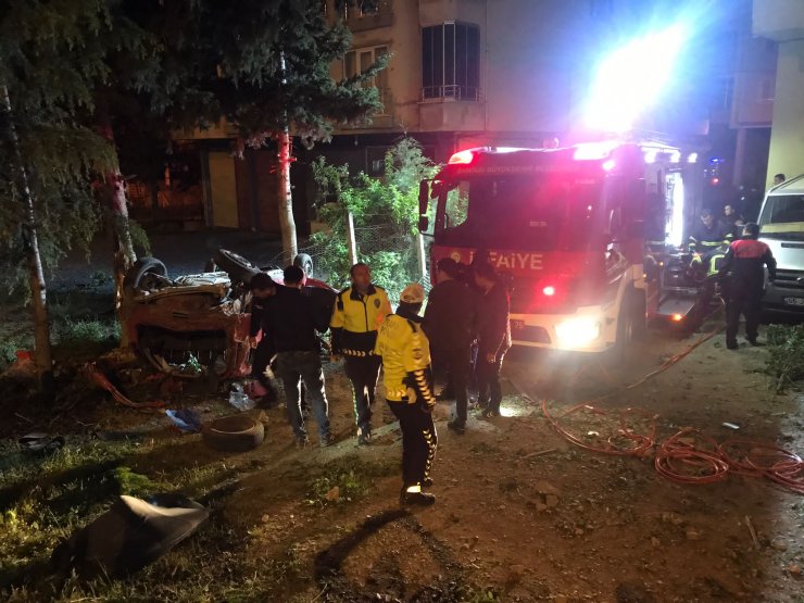 Otomobil bahçe duvarına çarptı: 2 ölü, 1 yaralı